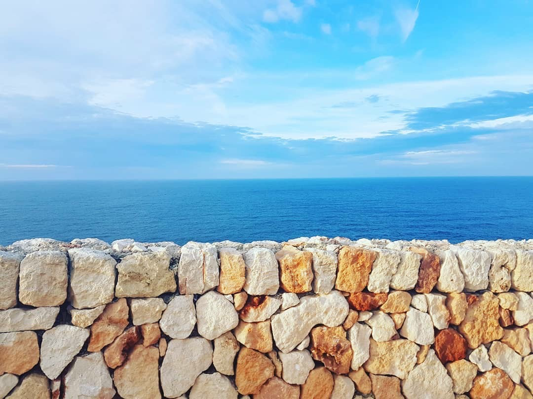 Mar y muro de piedra