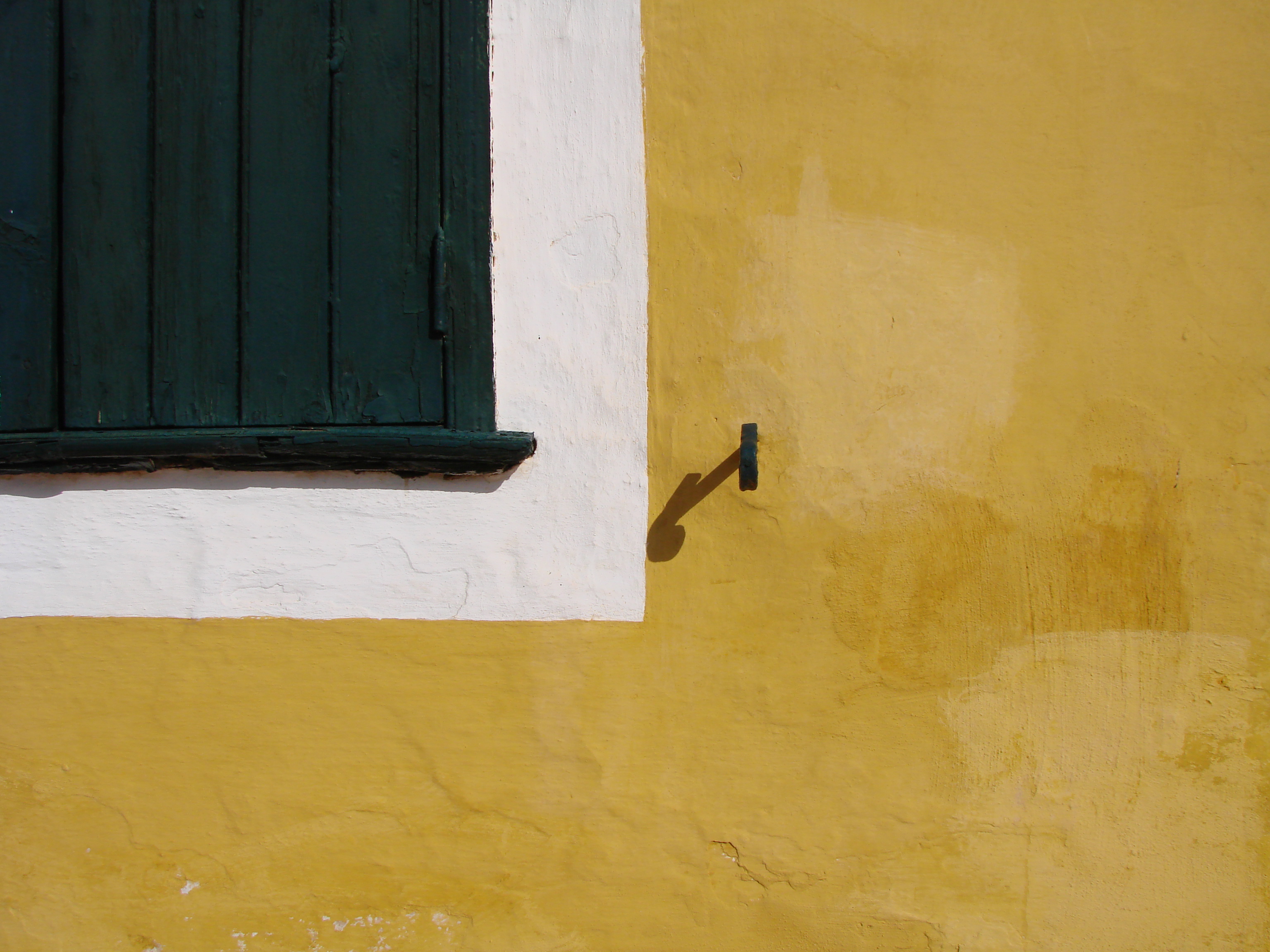 Fachada amarilla y contraventana