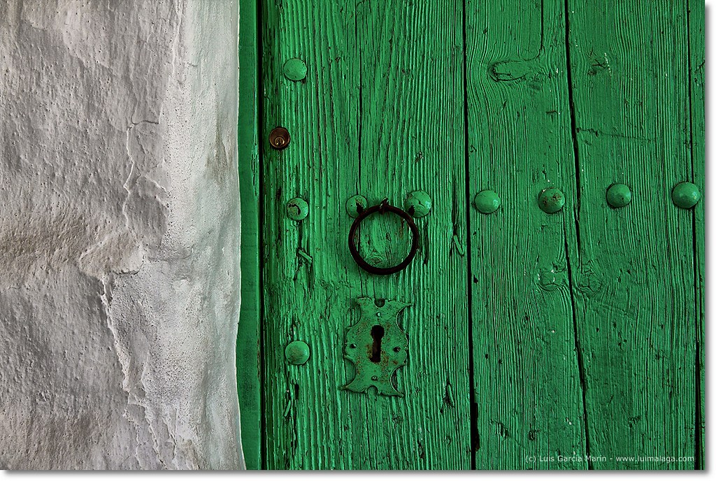 Puerta tradicional verde